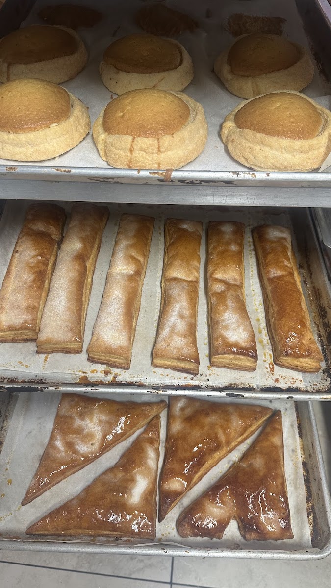 Conchas with colored tops